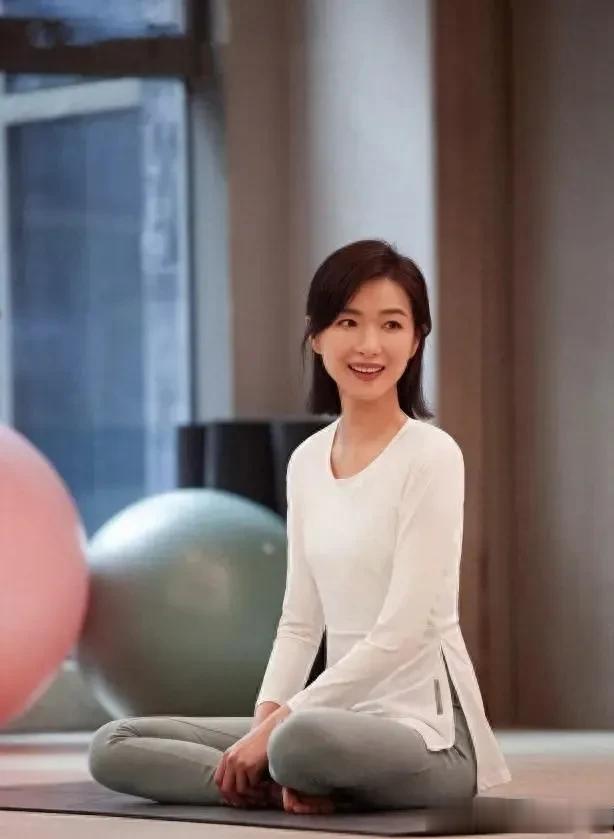 42岁万茜健身秘籍大公开，“随便蹲”引爆网络健身潮！