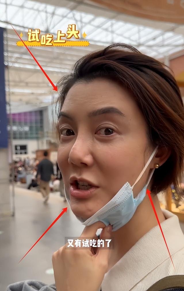 42岁车晓市集被偶遇，满脸褶皱瘦成皮包骨，摊位前狂试喝酒品超好