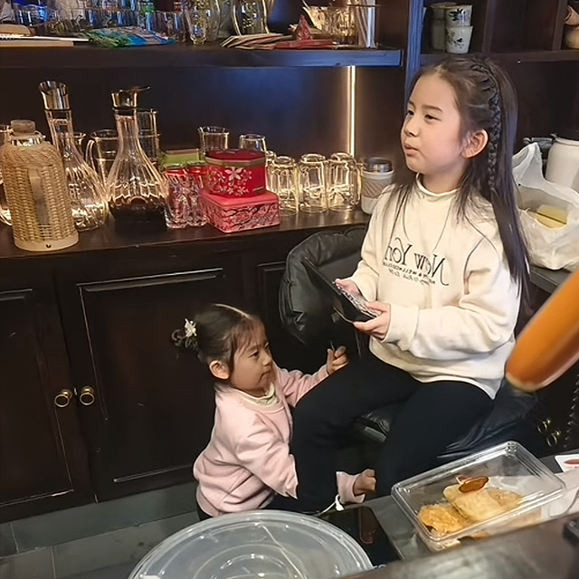 郭富城方媛全家回安徽娘家拜年，网友：最大牌的农村女婿没有之一