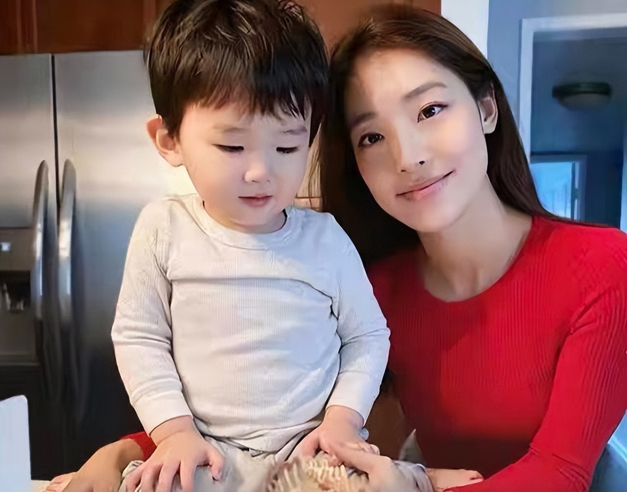 蔡依林前男友锦荣近照曝光，和女友继子度假，五官精致还是很帅