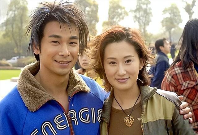 赵文卓一家三口回国！17岁大女儿自己推3箱大行李！比妈妈还高