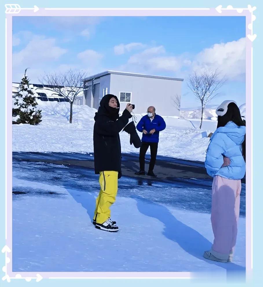 王思聪带众多美女现身北海道洞爷湖被偶遇,给美女拍照,满脸笑容