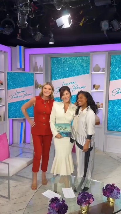 劳伦桑切斯上节目!一身纯白时装裙彰显优雅美,贝佐斯晒她的新书