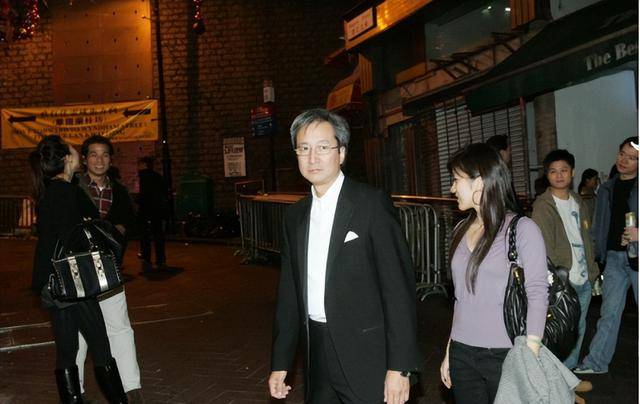 香港著名女星与老公同框表情冷淡