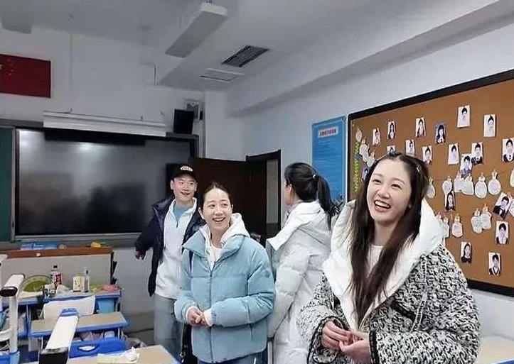 郑恺老婆参加母校70周年庆活动，苗苗和宋茜同班，两人合影好青涩