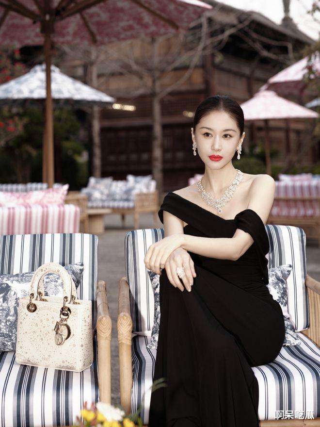 王子文携儿子现身机场:12岁豆芽身高瞩目,生父谜题再引热议