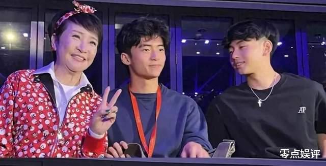 89岁谢贤坐轮椅显老态,曾风流半生,幸有谢霆锋护晚年