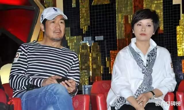 70岁张国立携妻子与友人聚餐,头顶白发老态明显,邓婕气质优雅