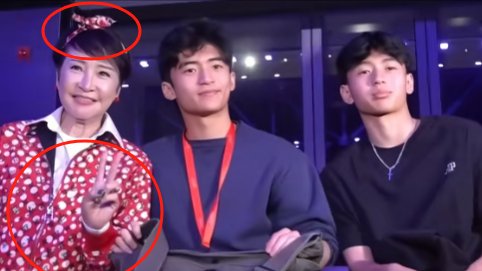 73岁狄波拉现身商场,当众为小11岁丈夫整头发,再婚25年依旧甜蜜