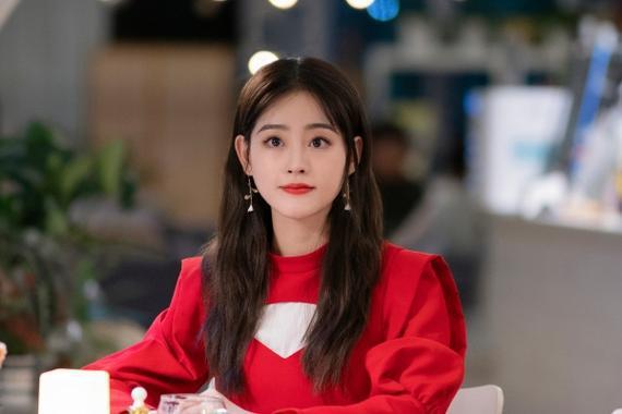 她明明颜值出众,演技惊艳全场,却只能演配角,背后原因太现实