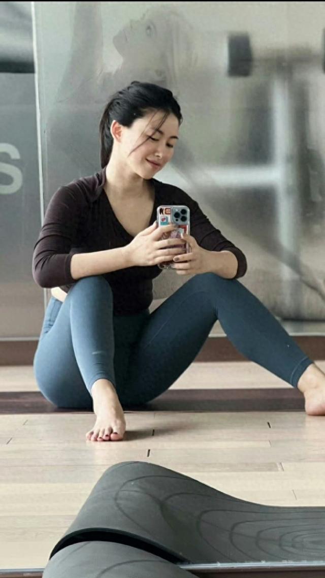 朱珠身形圆润饱满，活力四射，好身材超亮眼！ ?