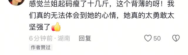 小井与张兰见面！拥抱并轻抚后背，张兰打扮精致，戴黑花悼念大S