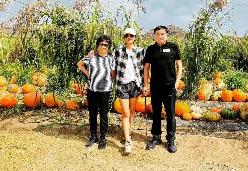 51岁徐静蕾美国超市被偶遇，合体黄立行购物，两人着装朴素接地气