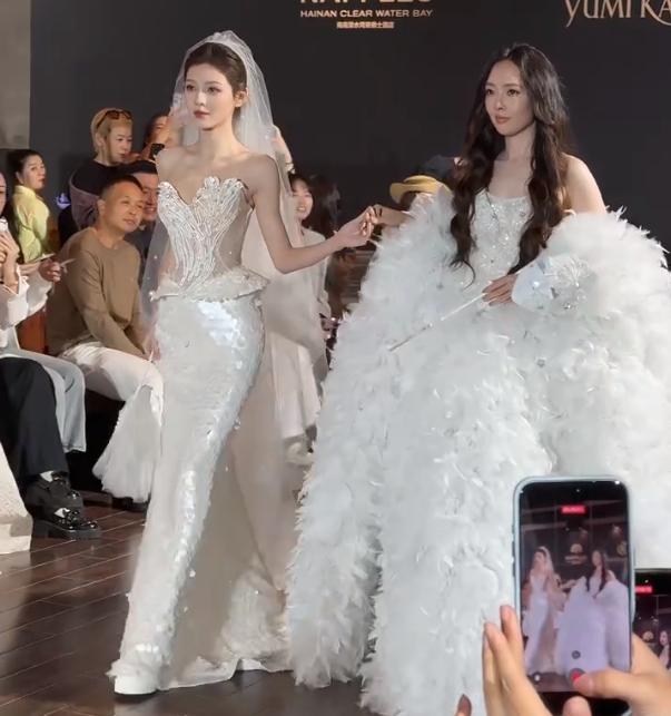 郭碧婷三亚走秀，双目无神被张予曦抢风头，曾曝女儿被同学孤立