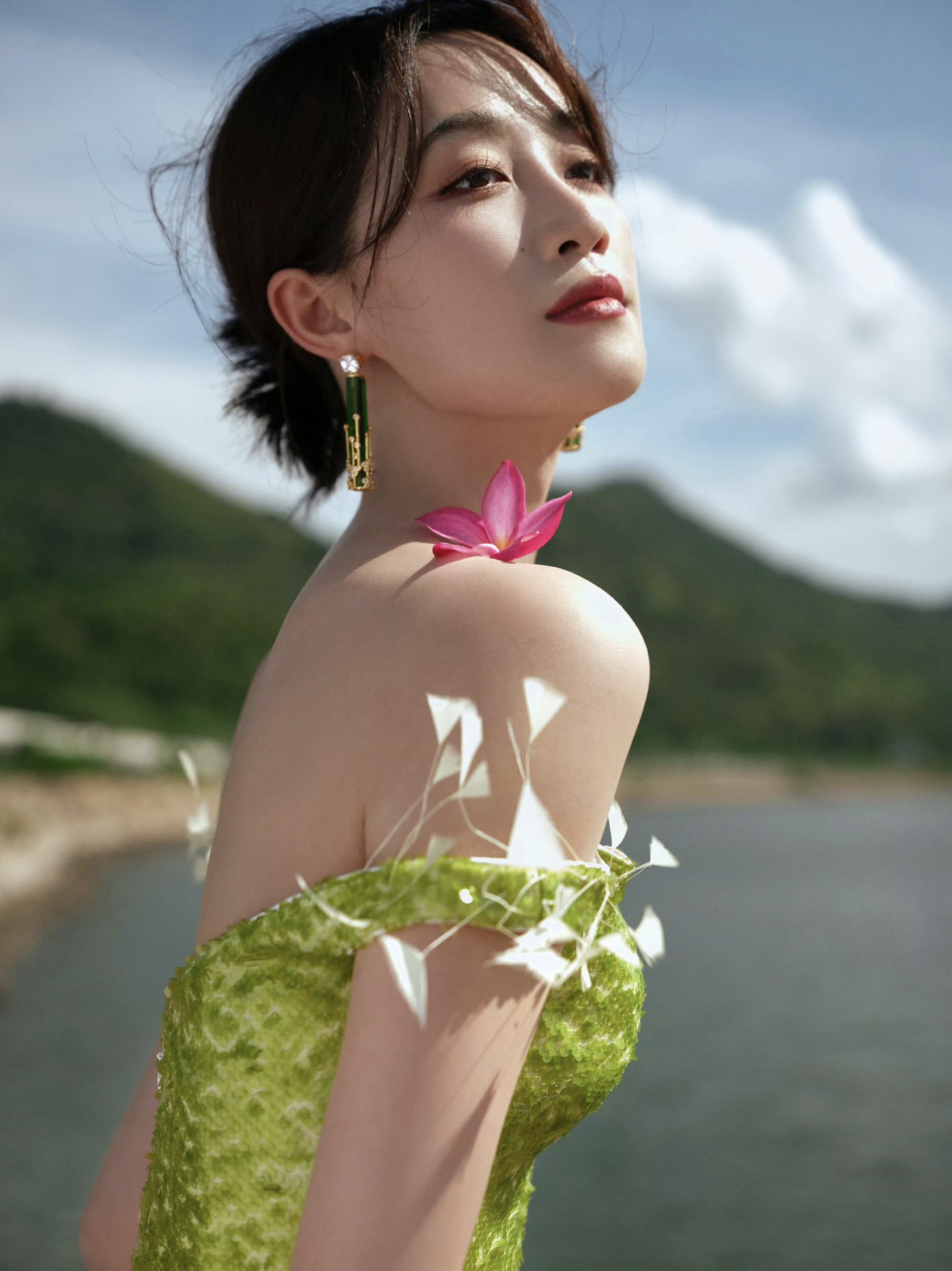 绿色连衣裙的蓝盈莹美的像条美人鱼