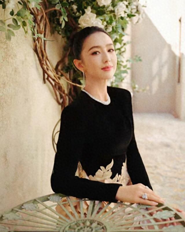 佟丽娅的脚部照片引发热议