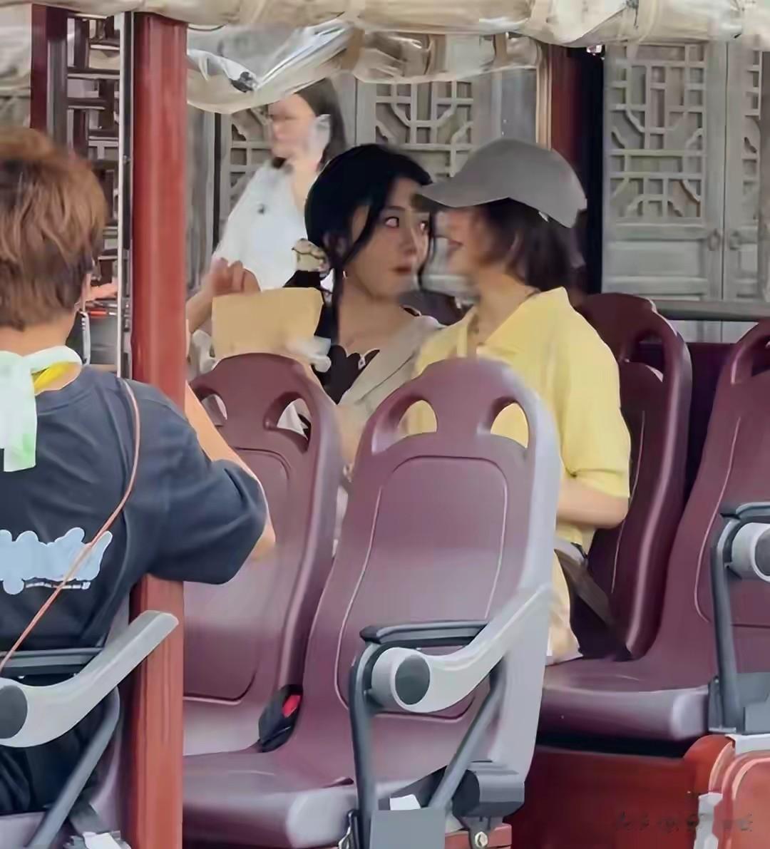 谭松韵张子枫乌镇录节目,一个甜妹吃遍小吃,一个捂脸遮眼太邋遢