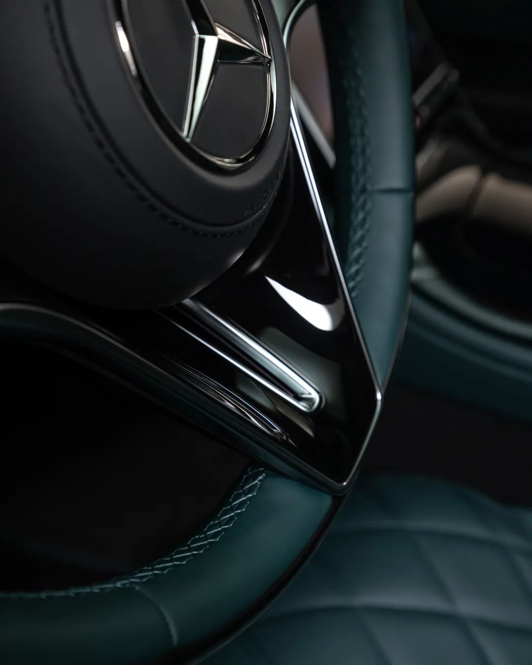 2025款奔驰S级：旗舰豪华再进化，科技与定制双升级