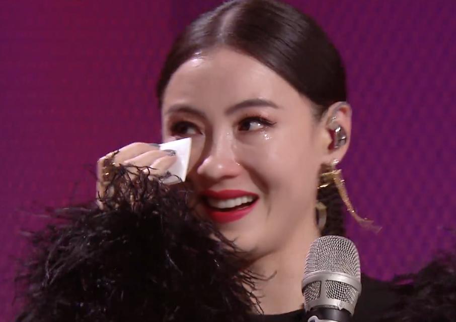 45岁张柏芝情绪失控，在法庭上怒吼：全是假的！庭审时崩溃痛哭