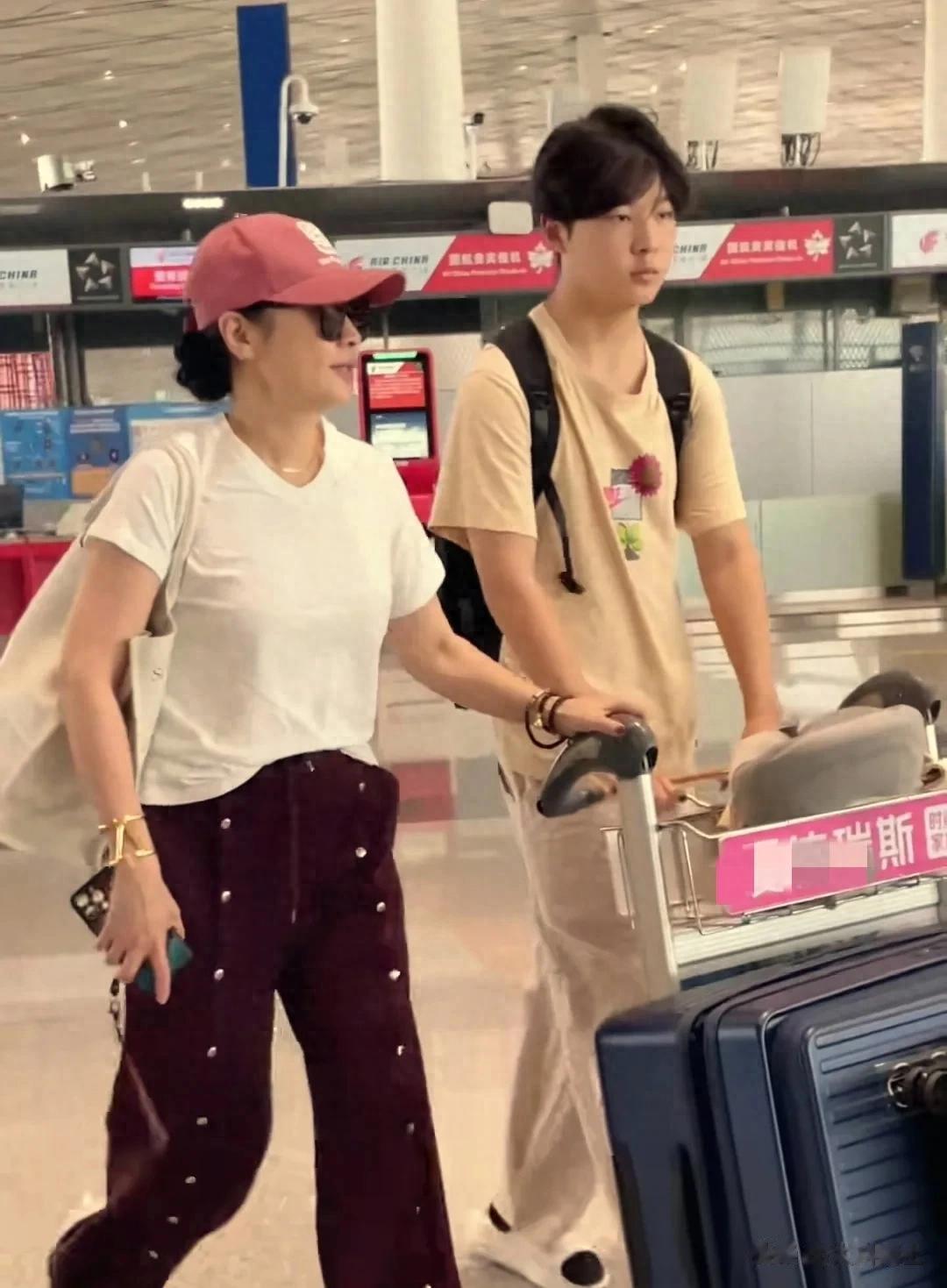 梁静管虎机场送儿子上学，16岁犇犇身高190，跟管虎共用一张脸