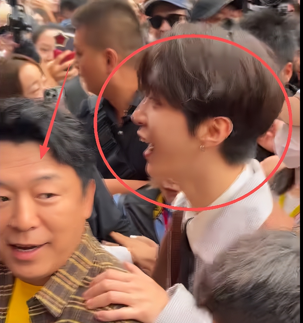 青岛喜剧节25岁男顶流出场，黄渤被挤成小透明，安保大哥一脸不快