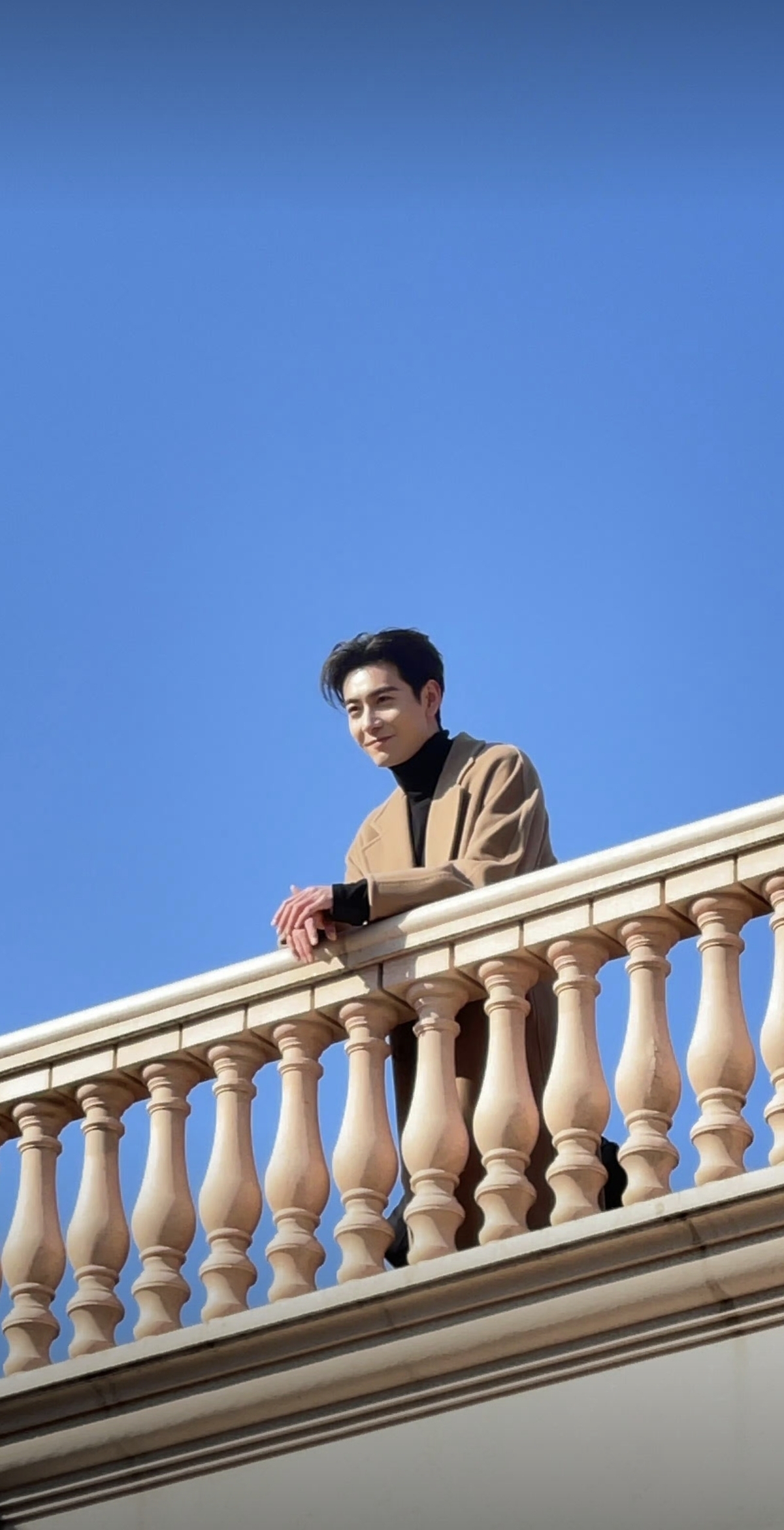 陈星旭现身北京环球影城，本人穿大衣好瘦好高好帅呀，好有气质！