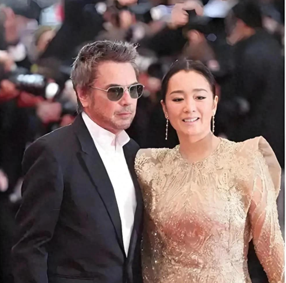 恩爱了6年,76岁的法国老公衰老萎缩,59岁的巩俐正绚烂如花