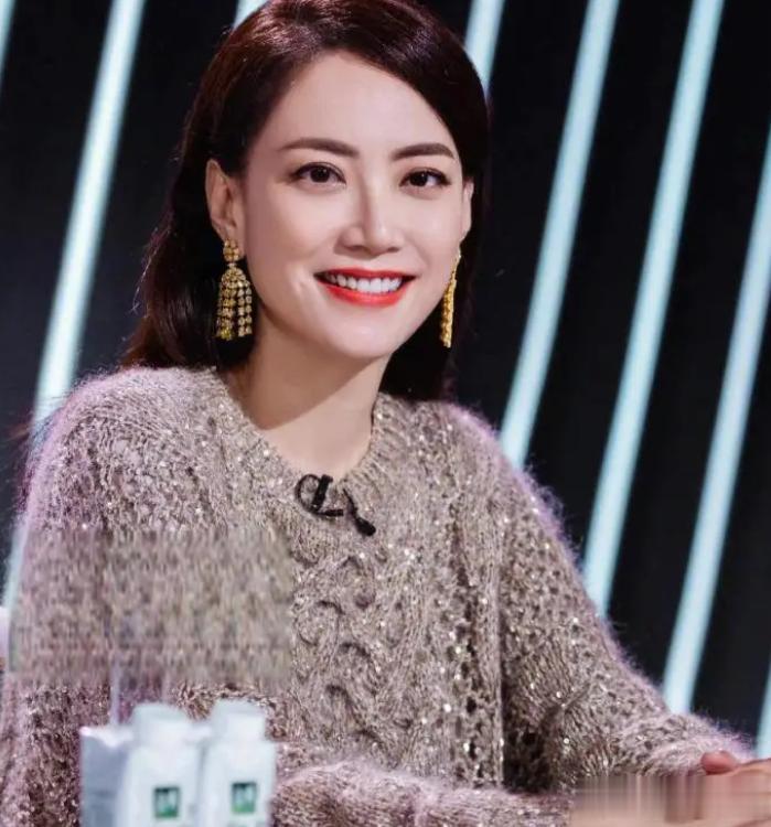 53岁依然光彩夺目，谢霆锋前女友与女儿同框的幸福瞬间！