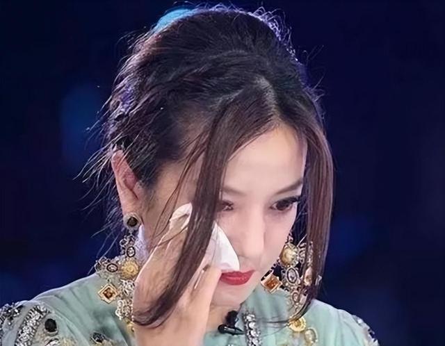 翻身无望！49 岁赵薇近况再曝：事业婚姻全失败，头发剪短苍老不堪