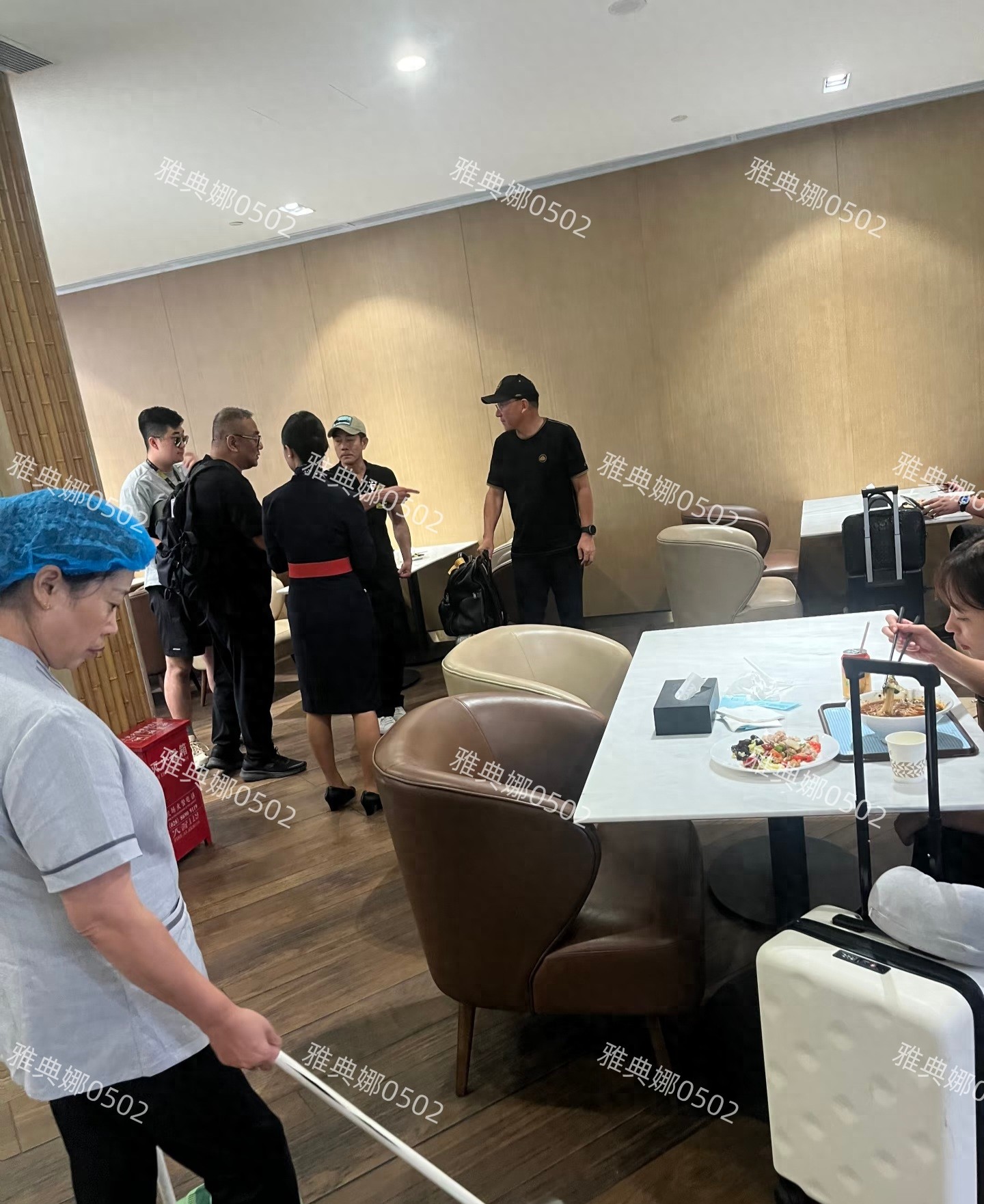 郭富城现身机场贵宾室竟无人识, 本人就是个毫不起眼的小个老头!