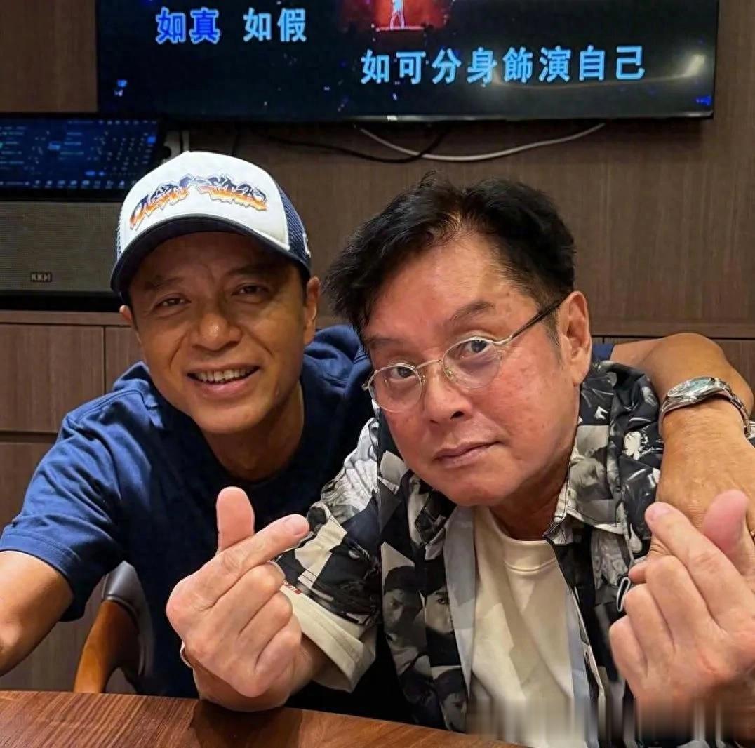 75岁谭咏麟李克勤同框惊呆网友！这哪是两代人？分明是同龄兄弟