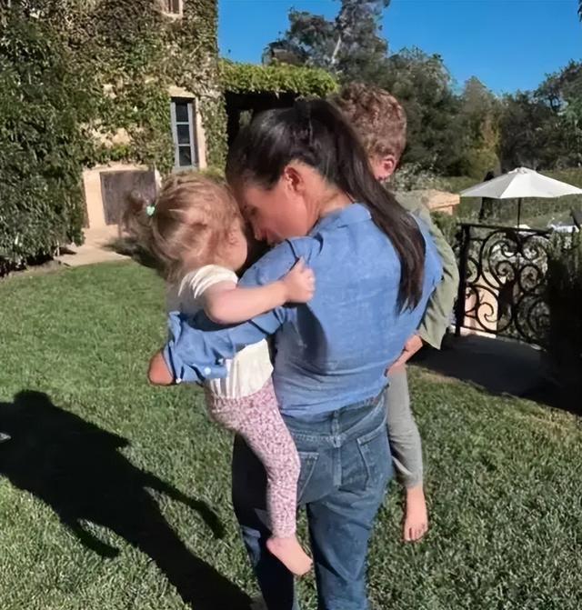 梅根的最后一搏：让3岁女儿模仿夏洛特的奔跑，要流量不要底线了