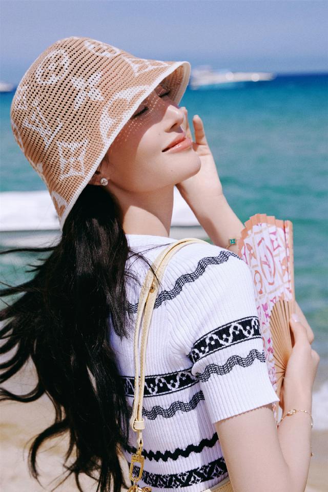 金晨露腰，好绝的身材管理