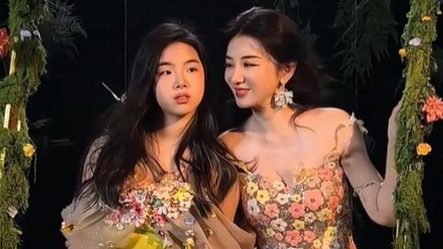 黄奕带女儿赴韩练习，女儿跳舞累到躺地上，黄奕曾说女儿没苦硬吃