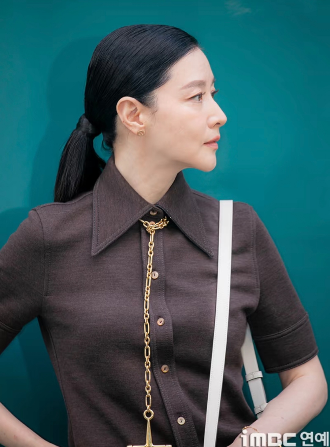 李英爱和企业家老公青岛被偶遇,54岁还是很漂亮,打扮简单又好看