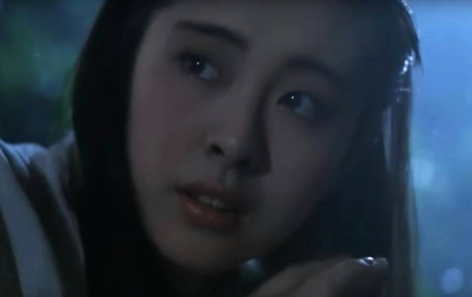 息影20年,58岁王祖贤首次公开亮相,一袭白衣、头发乌黑,面对镜头尽显优雅