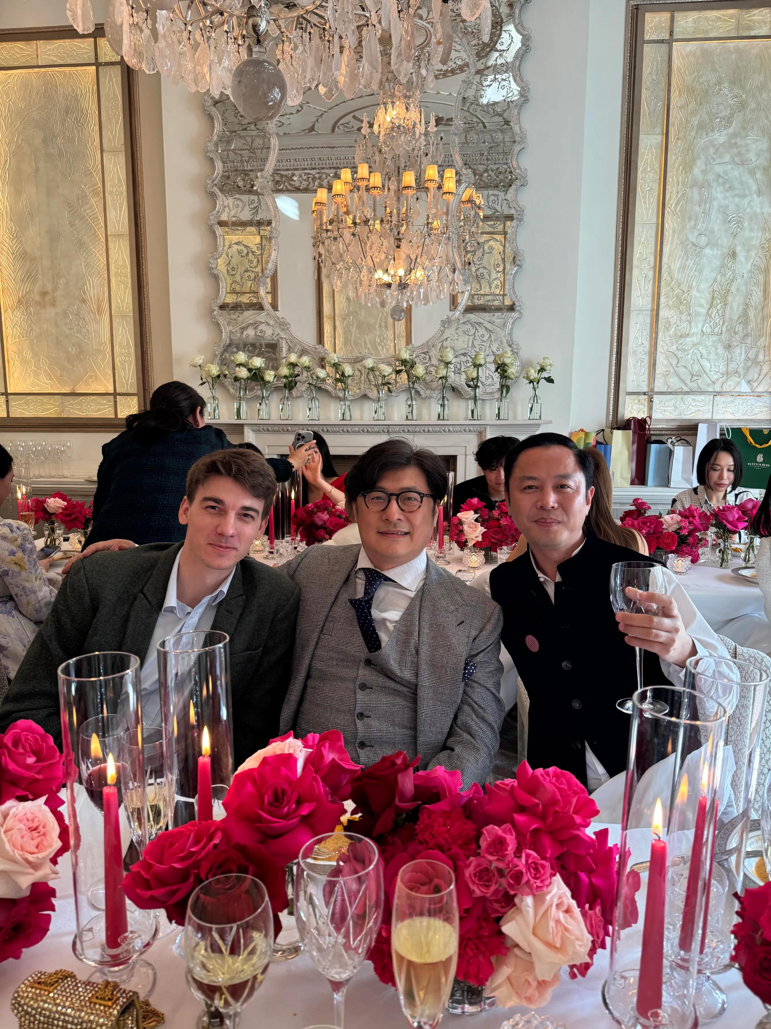 李湘给王诗龄办16岁生日宴，王诗龄穿红裙坐迈巴赫，王岳伦陪着她