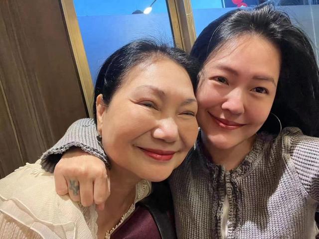 大S家人强颜合影:S妈头巾掩白发,小S哭肿双眼,具俊晔暴瘦阴郁