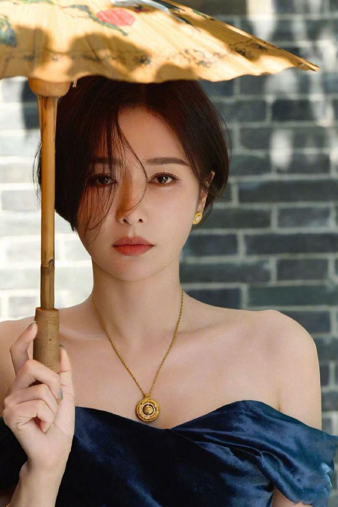 46岁秦岚晒近照，吊带裙配靴子好时髦，冻龄颜冷白皮太绝美了