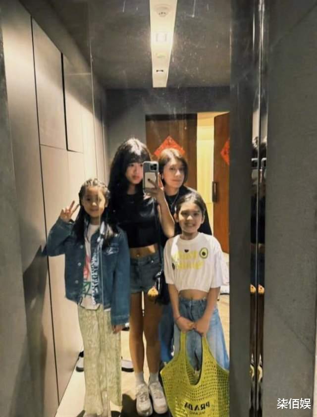 贾静雯一家成都度假,8岁波妞头发黑又亮,穿着破洞裤好会打扮