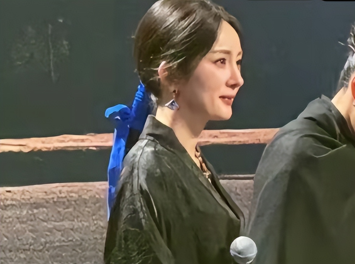 杨幂瘪嘴严重、赵丽颖眼褶多、唐嫣有了双下巴，85花纷纷陷初老