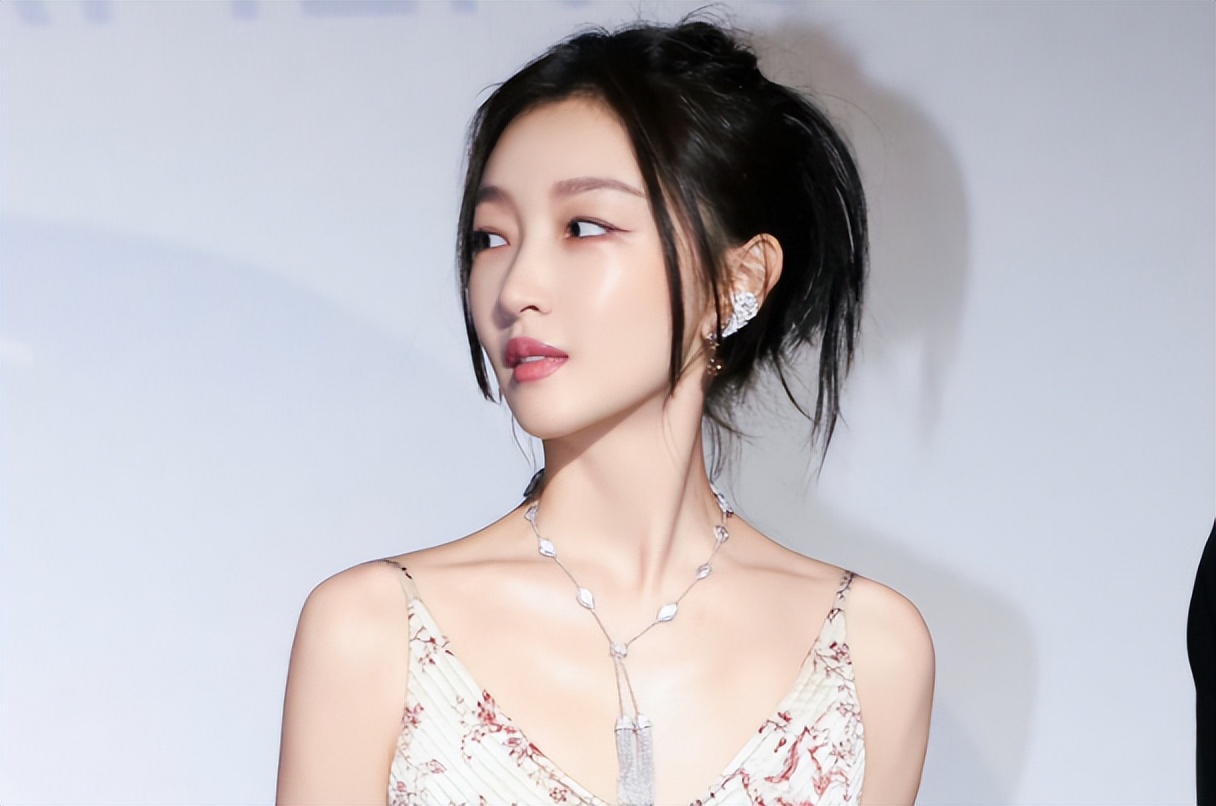 张艺谋也没想到，33岁“争议缠身”的周冬雨，竟走上一条上坡路