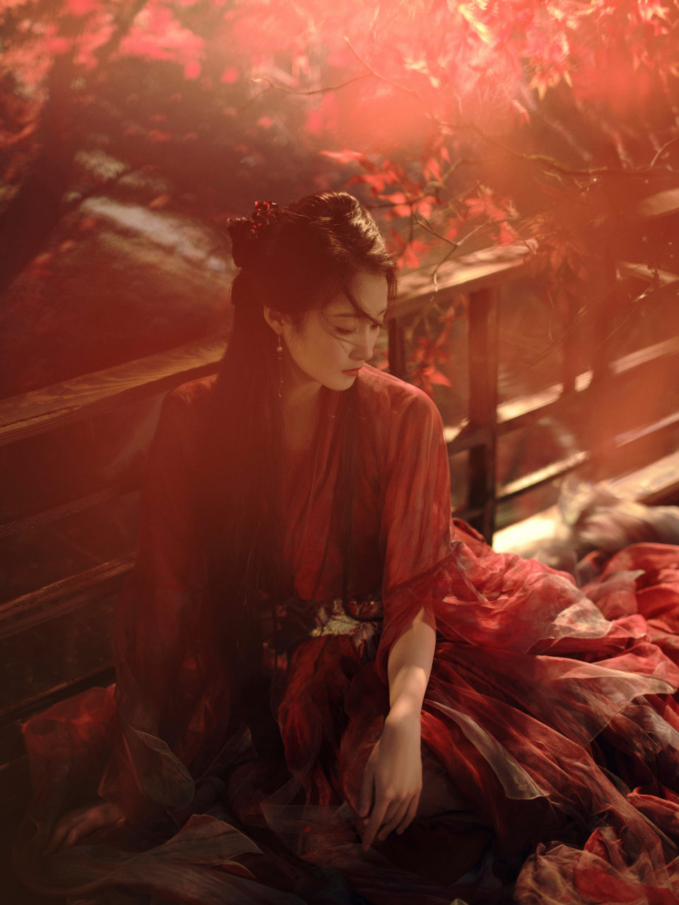 关晓彤造型越来越好看！一袭红衣，惊鸿一瞥的明艳撞入人心的惊艳