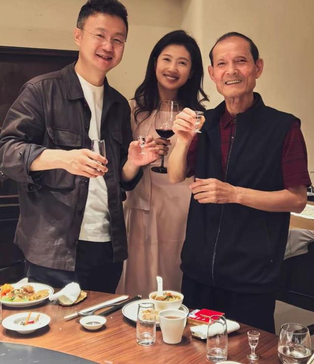 央视主持人春妮携家人回婆家！与二婚老公相处甜蜜，儿子罕见露脸