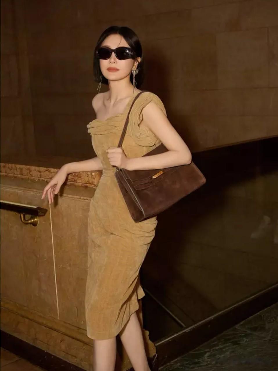 秦岚纽约街头惊艳，露肩裙秀绝美身姿