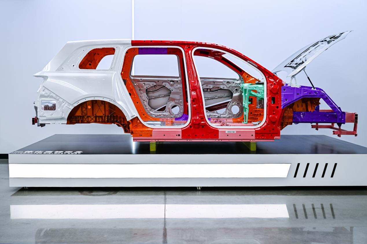 张朝阳与问界M9的“双向奔赴”：好车源于智造，安全成就豪华