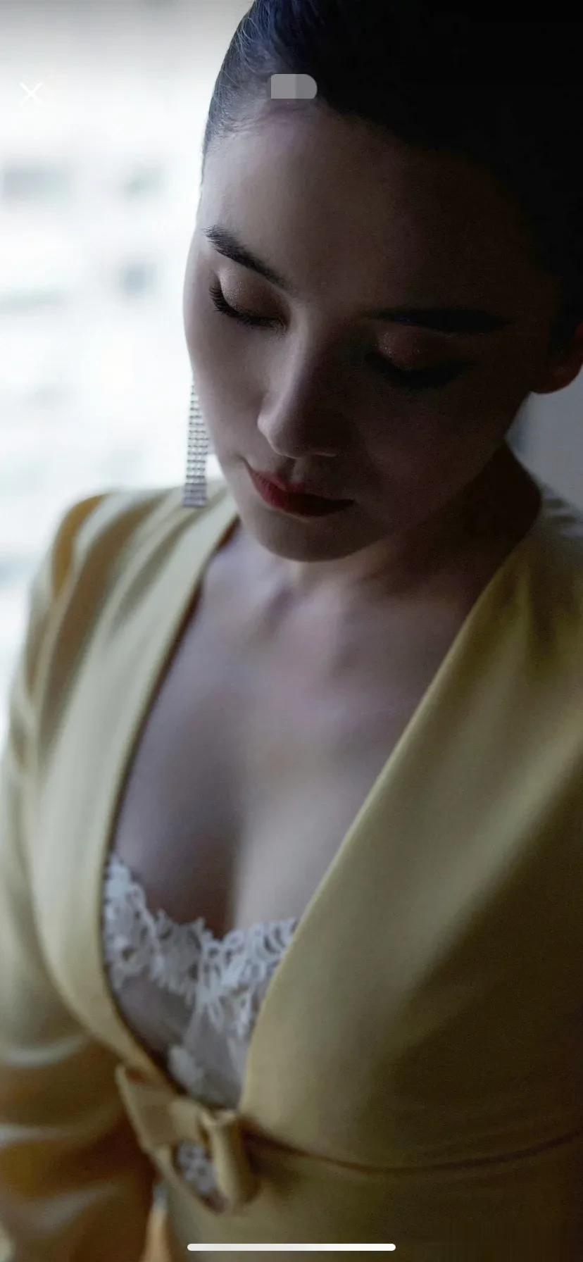 宋佳这身黄色深V连衣裙子太抓眼了惊艳到了设计干练优雅成熟知性