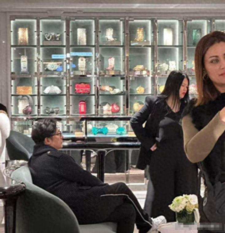 李湘生气了！带前夫女儿一起逛商场，三人体型成亮点，绷不住了