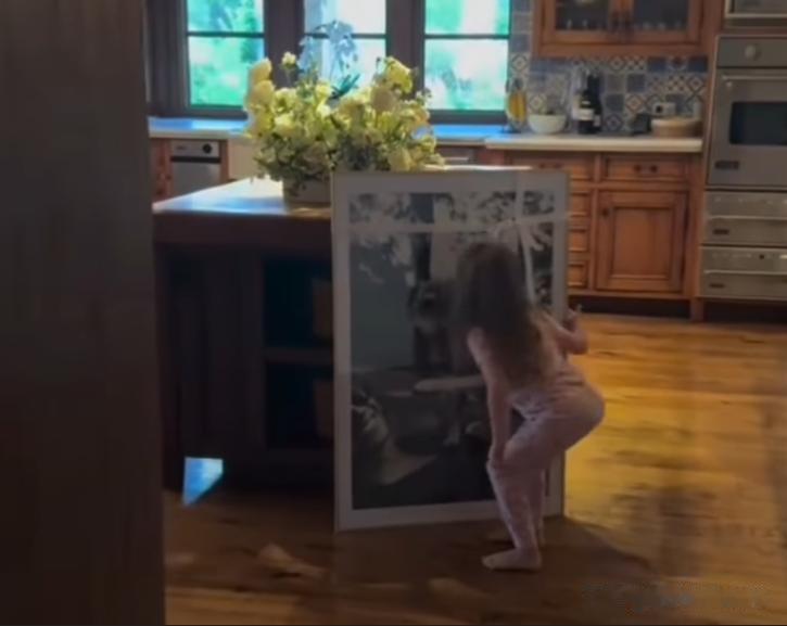 梅根晒4岁女儿莉莉贝新视频，邋里邋遢不讨人喜欢，没有公主相