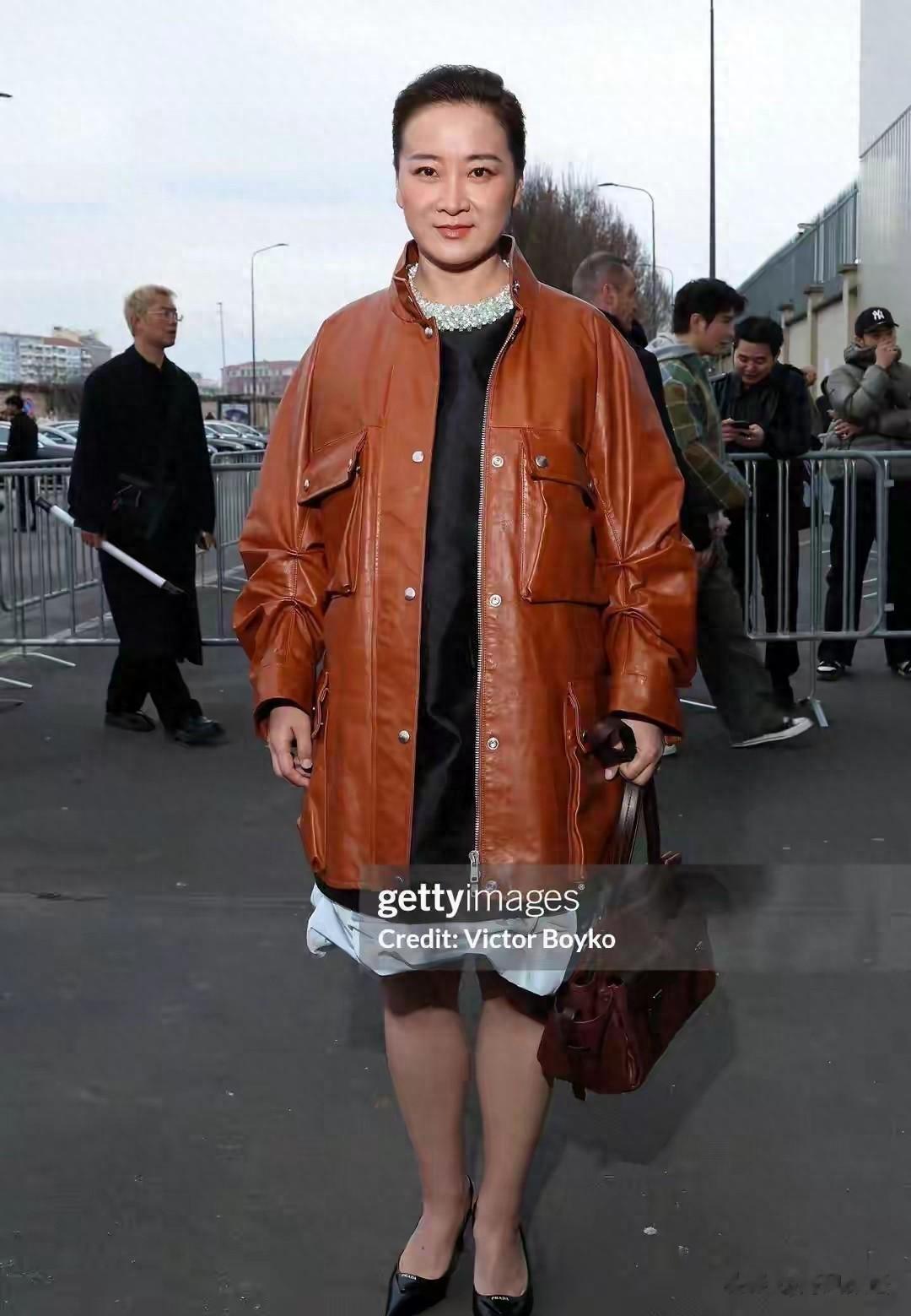 贾玲米兰时装周大变样，不笑了梨涡也没了，气场全开反差封神